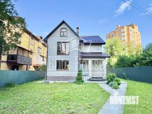Дом 220м², 3-этажный, участок 8 сот.  
