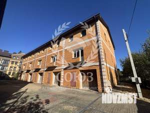 Таунхаус 220м&sup2;, 3-этажный, участок 1 сот.  